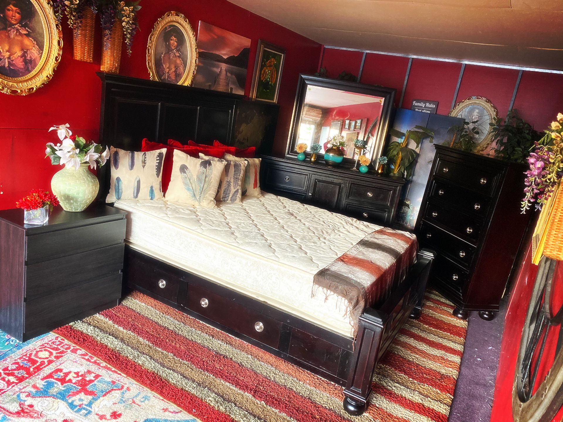Modern queen size bedroom set, really nice and big