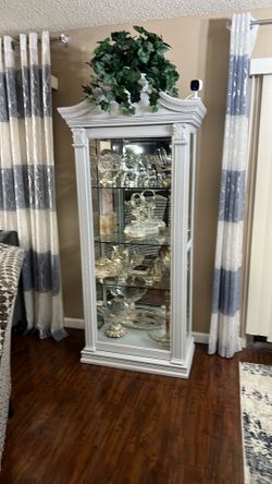 4- shelf glass cabinet