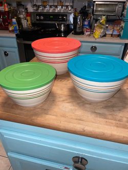 A set of 3 nesting mixing bowls with covers