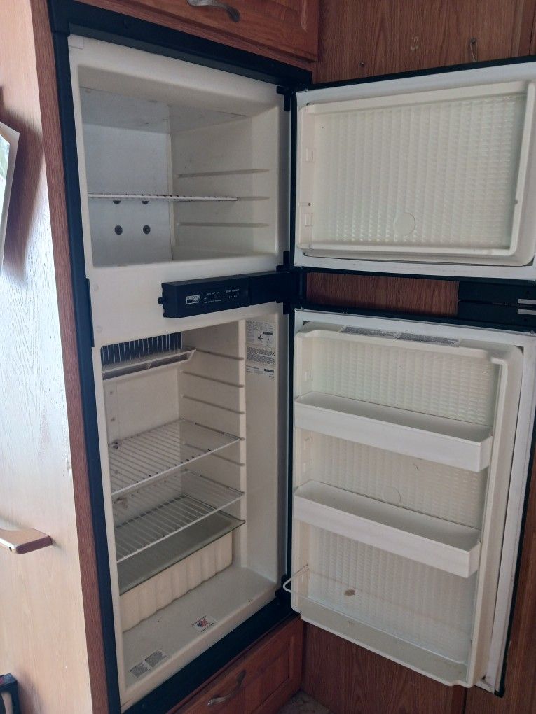 Fixer Upper Four Winds C Class RV 2004
