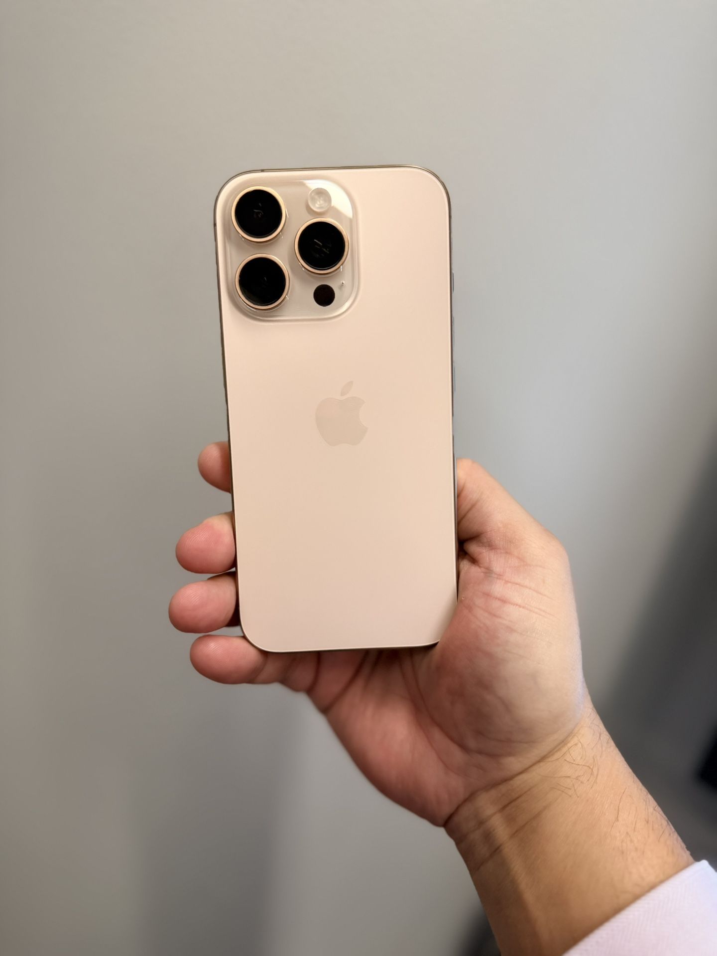 IPhone 16 Pro  128 GB. Amazing Condition Unlocked Use Any Carrier Hablo Espanol.