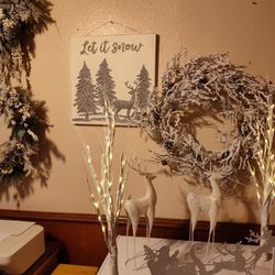 Moving Christmas Sale Beautiful Liteup Trees Beautiful Wreath ..Rainders.Sant Sleigh...Asking$165