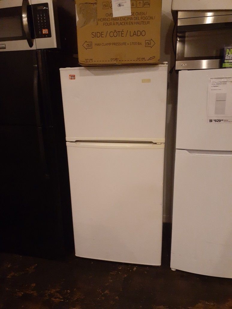 10% Off Today Used Excellent Condition Magic Chef Top And Bottom Refrigerator 28inches 