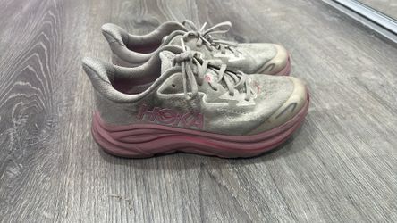 Tennis shoes
