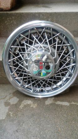15" Oldsmobile wire hubcap with cylinder lock hole