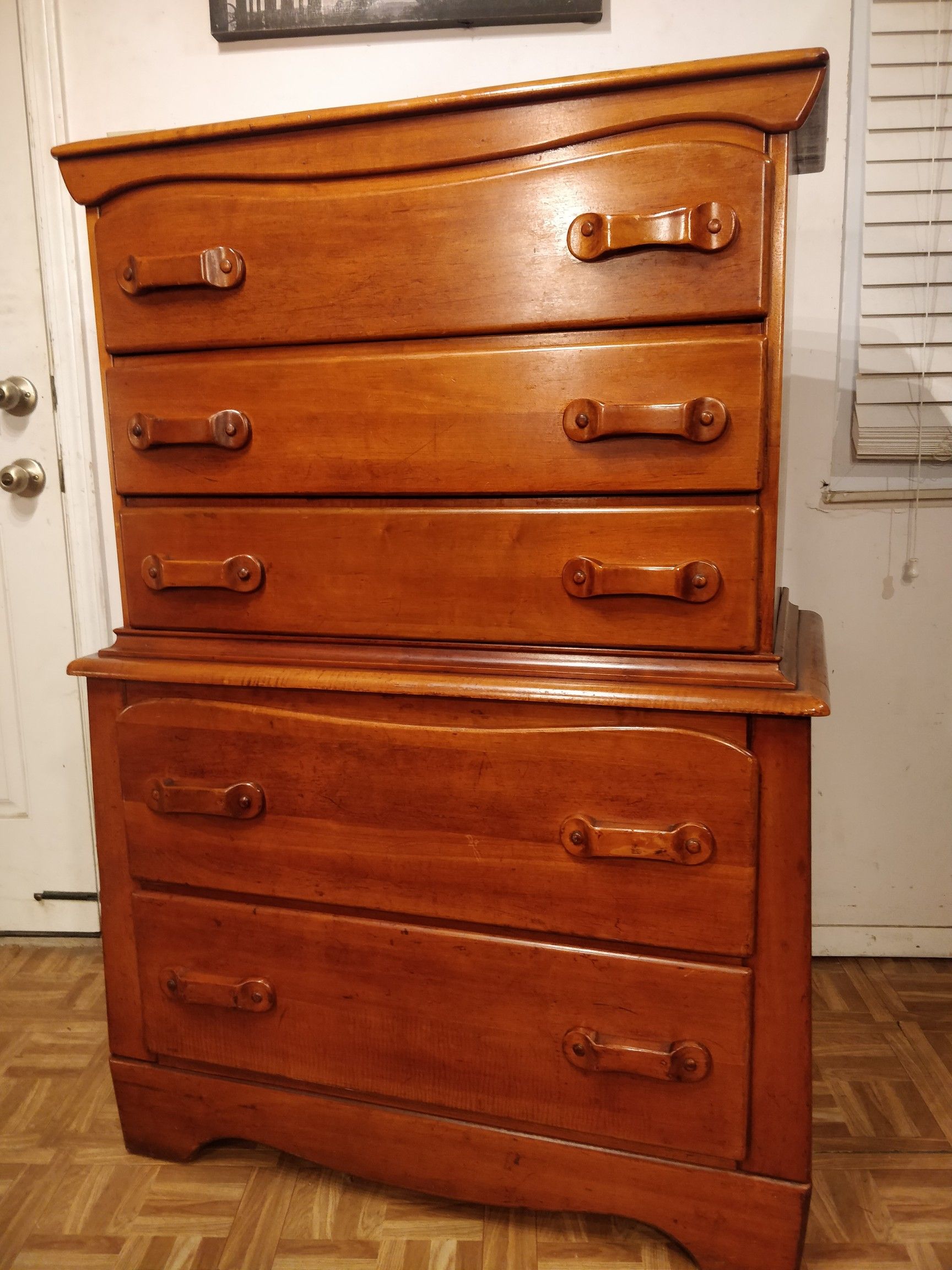 Solid wood chest dresser with big drawers in good condition all drawers working, dovetail drawers driveway pickup. L34"*W19"*H50"