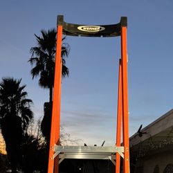 WERNER LADDER LIKE NEW 300 LBS CAPACITY 