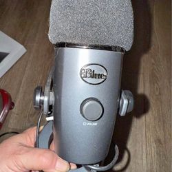 Blue Yeti Dynamic Microphone Built in USB Connector & Comes With Pop Filter + Armstand