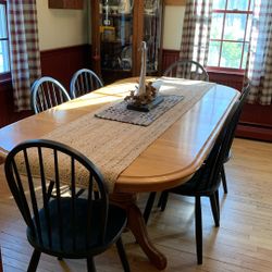 Dining Room Table 5’ With 2 Leaves Making It 7’.  6 chairs