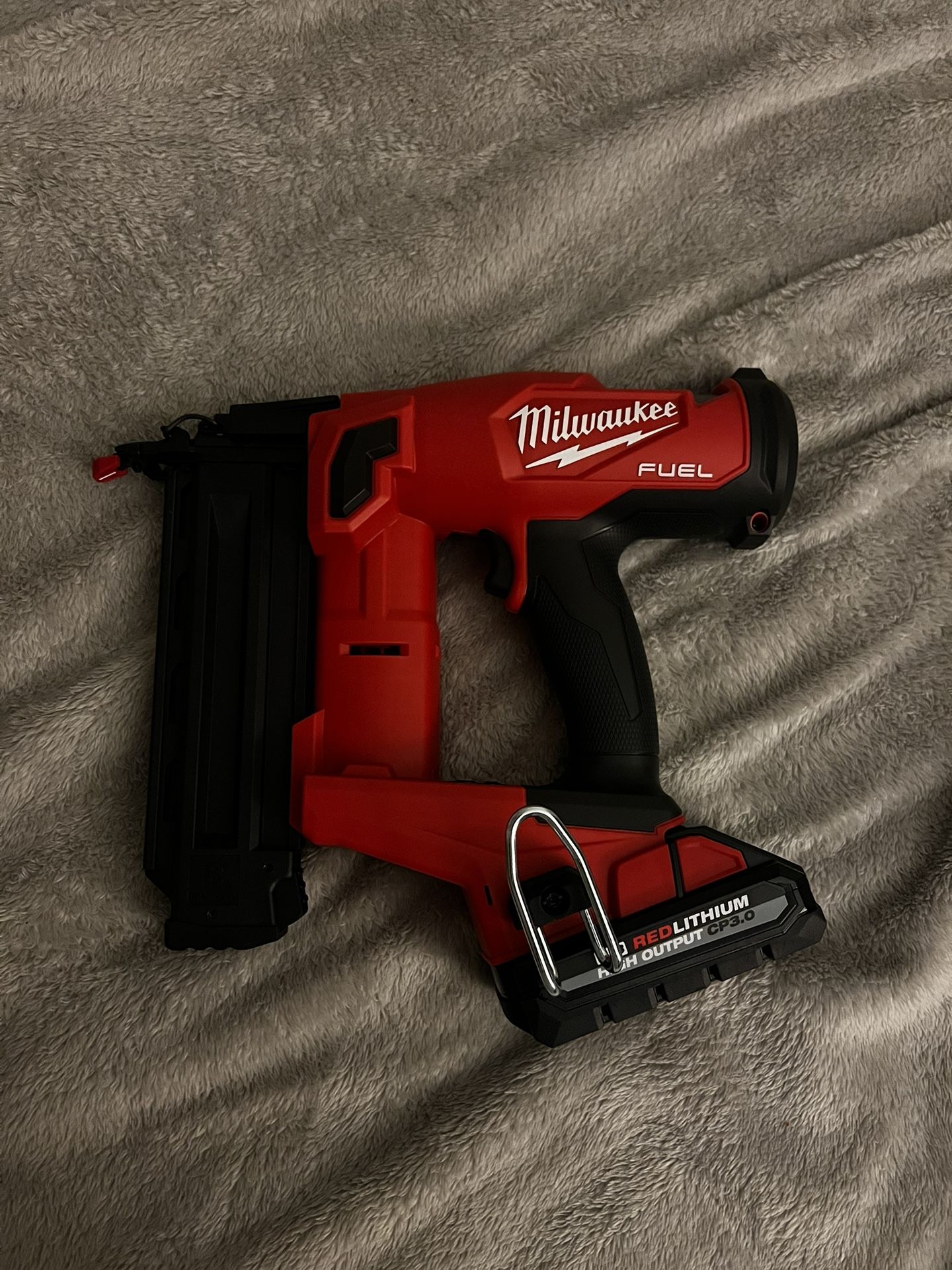 Milwaukee 18G Brad nailer 2746 20 With 3.0 high Output Battery