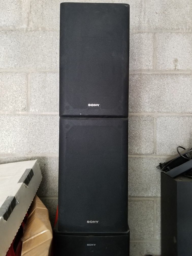 Sony ssu 4030 bookshelf 2 way speakers perfect for rear or front channels.