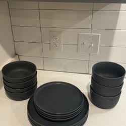 15-Piece Matte Black Dinnerware Set – Modern & Minimalist