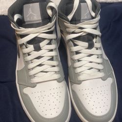 Air Jordan 1 Mid 'Light Smoke Grey