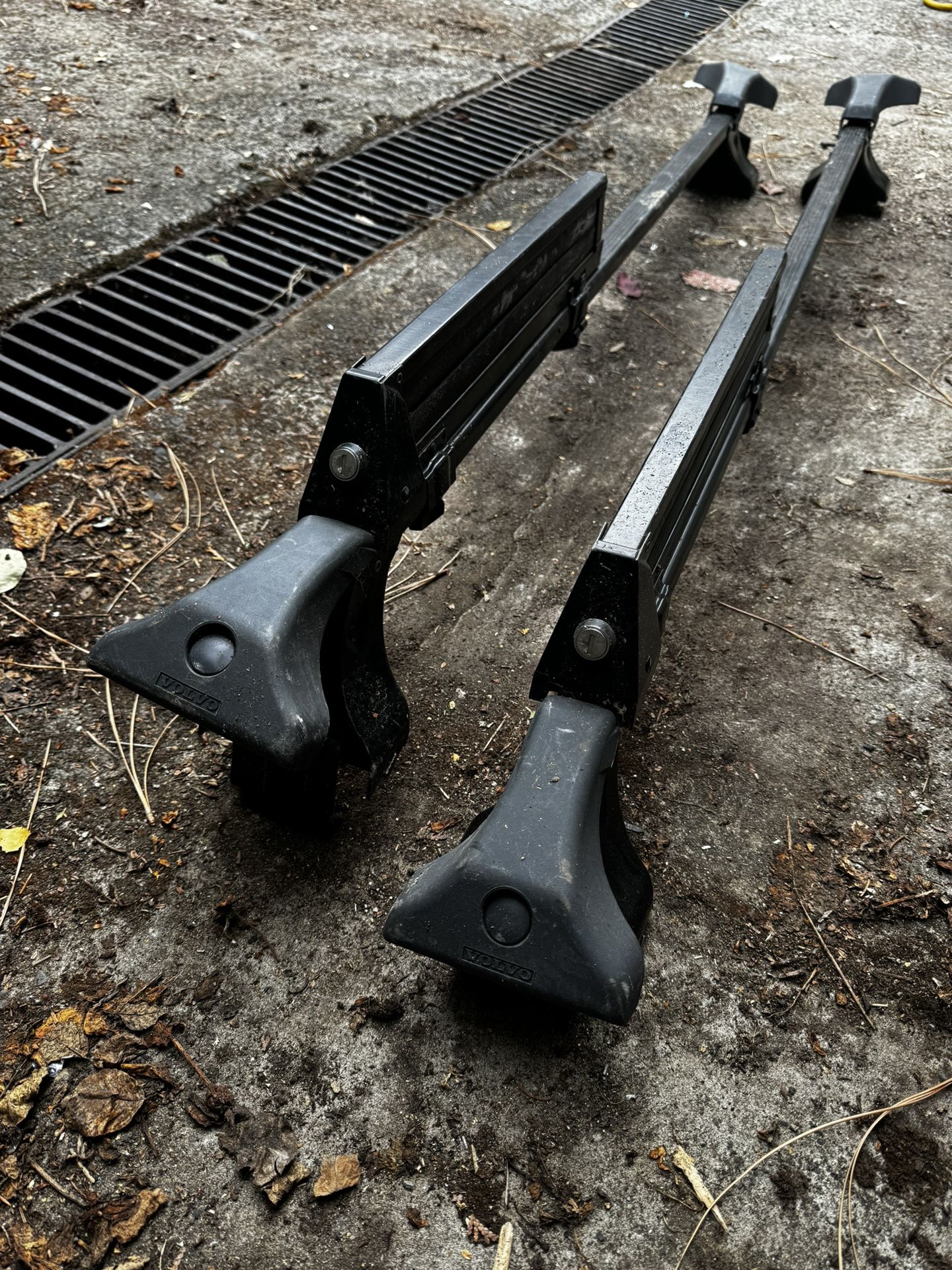 OEM Volvo Cross Bars With Ski Rack.