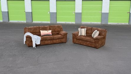 Beautiful Brown Ashley Furniture Sofa + Loveseat Set + FREE DELIVERY 🚚