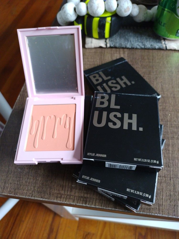 Kylie Jenner Kitten Baby Blush Powder
