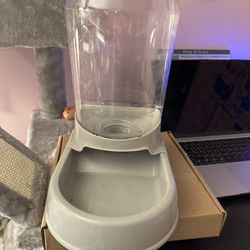 Gravity water dish