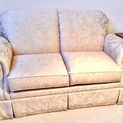 Comfortable loveseat with a classic design and elegant pattern. 60 x 34 x 36