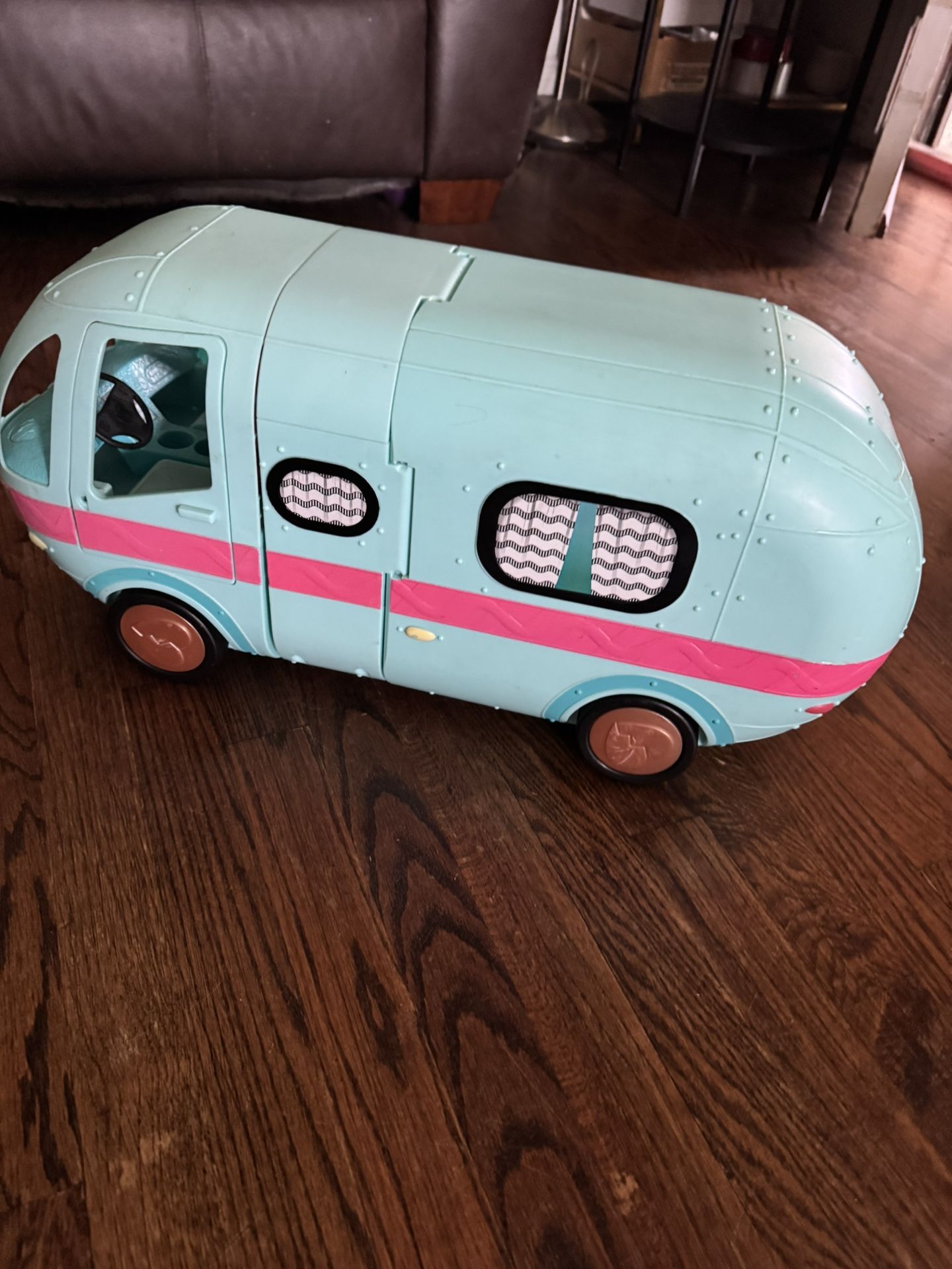 LOL Doll 2 In 1 Van