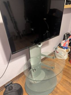 Vizio 37 in TV w/Stand