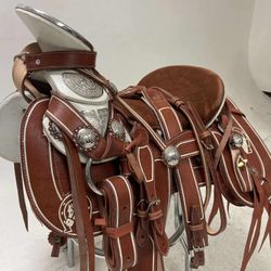 Nueva Y Elegante Montura En Fuste Y Herraje Plateado 