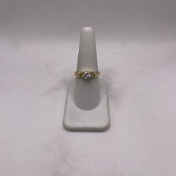 14kt Gold Engagement Style Ring w/ Design 