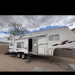 2005 Thor Transport Toy hauler Fifth Wheel 