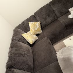 Cozy Grey U Shaped 6 Seats In Perfect Condition 