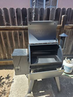 Traeger Tailgater 20 Wood Pellet Grill and Smoker in Black with Cover