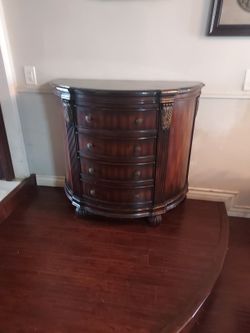 Mueble 4 CAJONES PARA COMEDOR. GRANITO EN LA PARTE DE ARRIBA. ALTO. 36X40LARGO X20 DE ANCHO $100.00