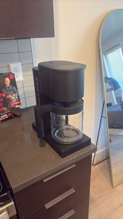 NEEDS TO GO - COFFEE MACHINE