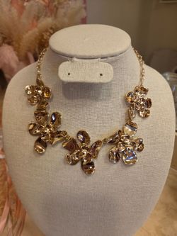 I.N.C. GOLDPLATED FLOWER NECKLACE