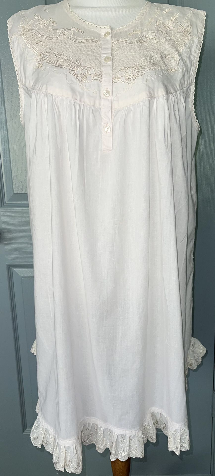 LORD & TAYLOR 100%Cotton Summer Breeze Embroidery Lace Trim Nightgown.