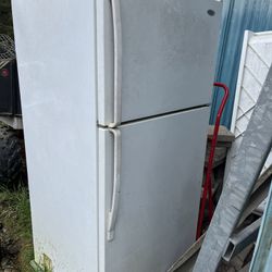 Whirlpool Refrigerator!! Works Just Needs Cleaned 
