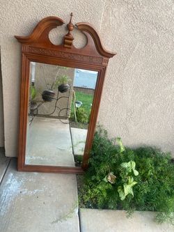Selling a vintage hanging mirror “Pulaski” furniture , Still in good condition