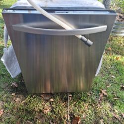KENMORE STAINLESS STEEL DISHWASHER. 