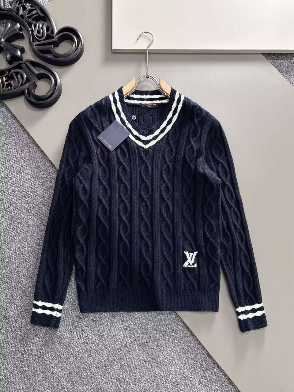 Men’s Sweater Size Large 