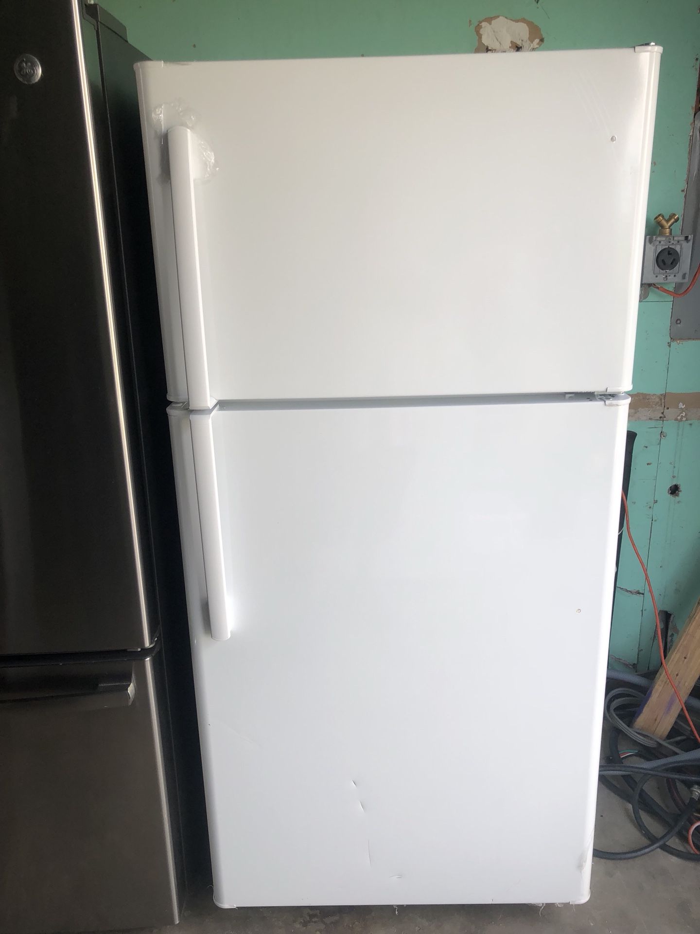New Scratch N Dent GE 20.8-cu ft. Top-Freezer Refrigerator (White)