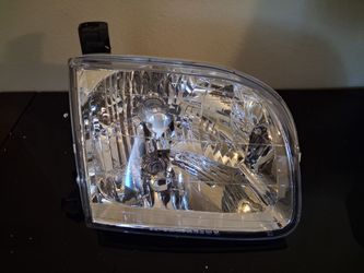 02-04 Headlight Toyota Sequoia passenger side