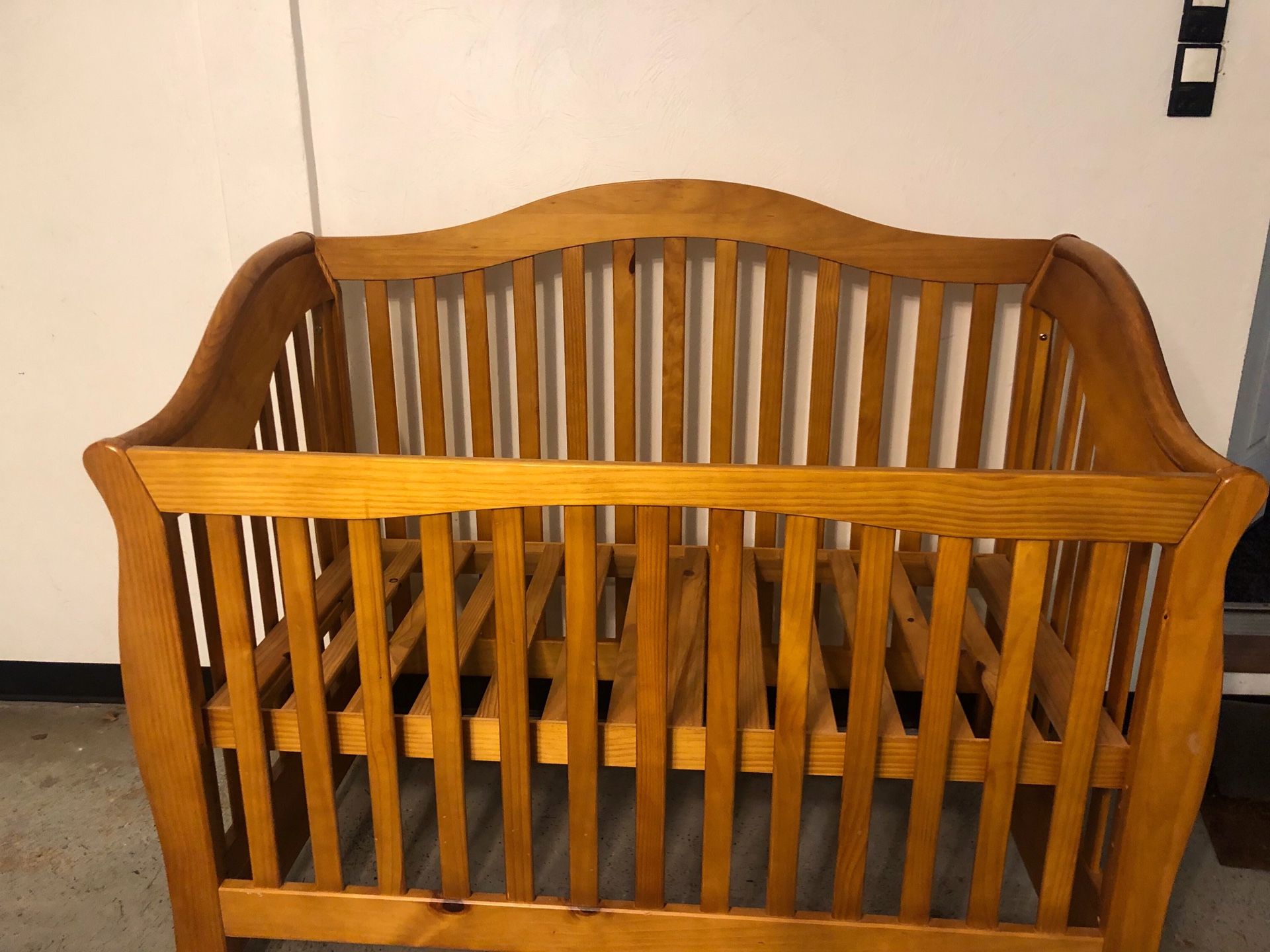 Sorelle adjustable crib. Madison model