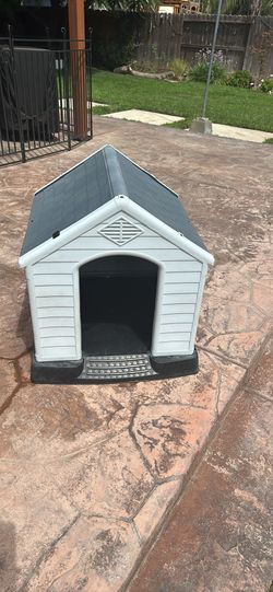 Hard Plastic Dog House, Indoor Or Outdoor For A Small Large Medium Dog Excellent Condition Location Reedley