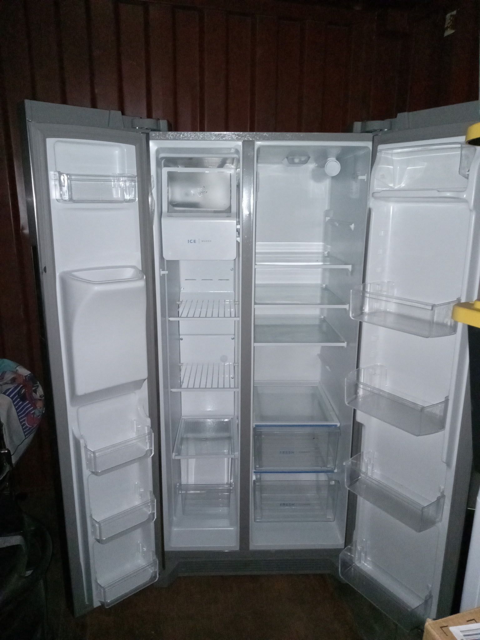 Like New Frigidaire Refrigerator w/water & ice maker