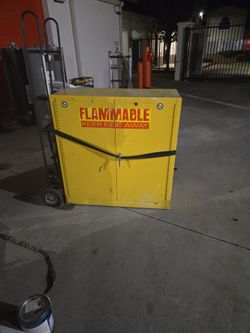 METAL FLAMMABLE SAFTEY CABINET 