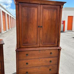 ARMOIRE SOLID WOOD/ IN GREAT CONDITION/ DELIVERY NEGOTIABLE 