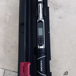 Husky 3/8 in. Drive Electronic Torque Wrench New!!! Retail: $175+Tax!!! Electronic torque wrench with a 20 ft-lb to 100 ft-lb range Torque accuracy of