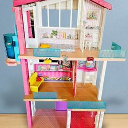 Barbie Mattel Dreamhouse w/elevator. Sold As Is in the pictures.  46.5" H, 33" W, 10" D