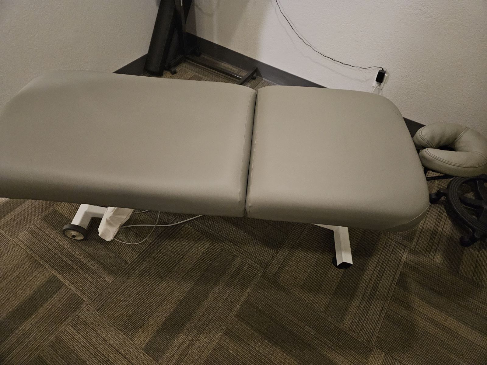 Earthlite Electric Hydraulic Lift Massage Tables 4 Of Them!!!