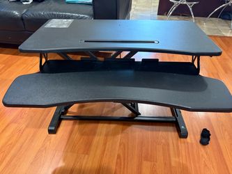Adjustable standing desk