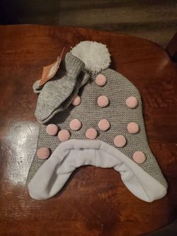 Set includes both hat and mittens.