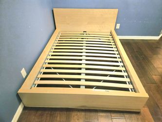 Queen Size Bed Frame, Good Condition 👍
Color: Natural Light Wood (Light Oak)